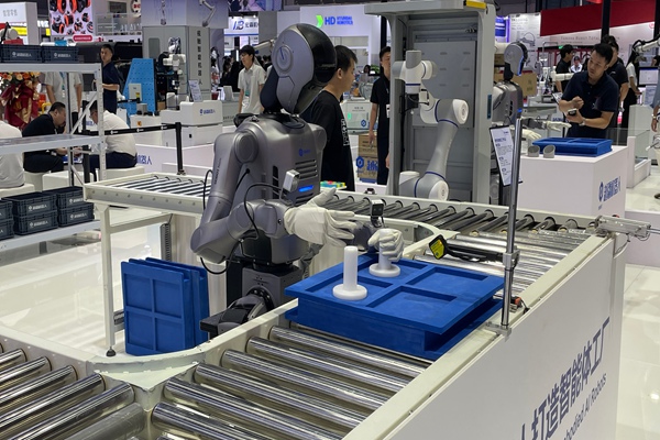 峰值速度達10m/s，鏡識科技發布全尺寸人形機器人Bolt